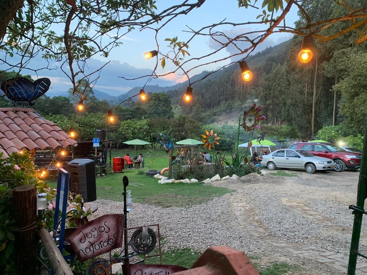 El primer espacio del parque al atardecer con luces colgantes