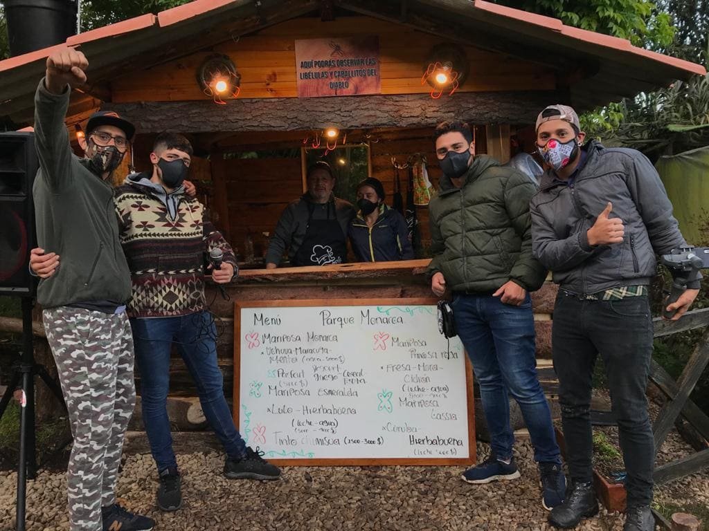 La familia y el equipo frente a la primera cabaña de Parque Monarca